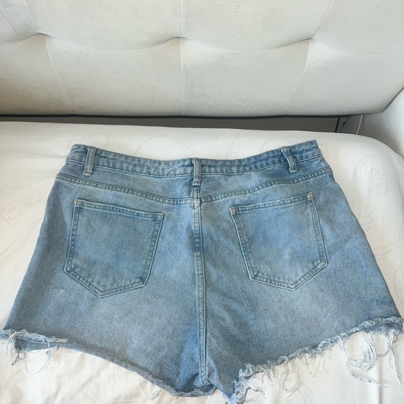 PrettyLittleThing Ripped Blue Jean Shorts - Picture 3 of 4
